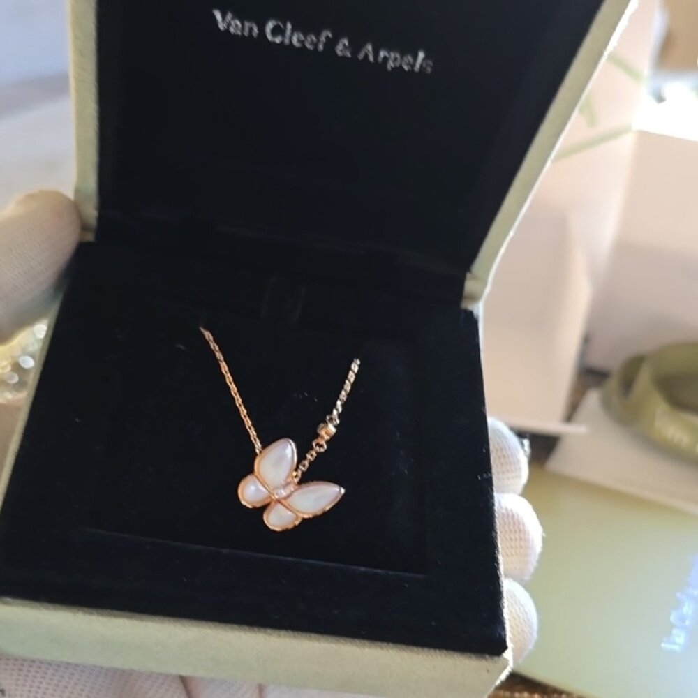 Van Cleef & Arpels Gold color chain and White Butterfly Necklace.   ..... - Picture 5 of 9